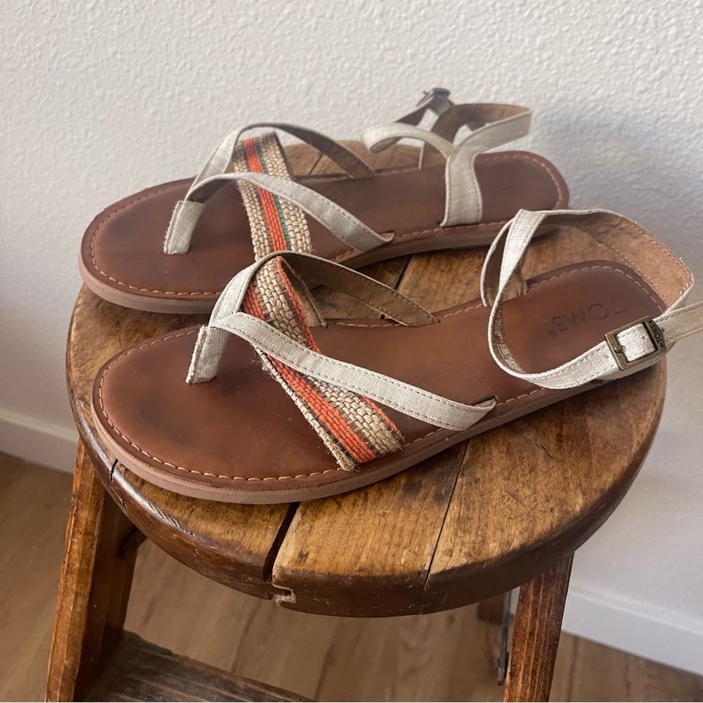 Toms Size 8 Brown and Tan Sandals with T-Strap Design